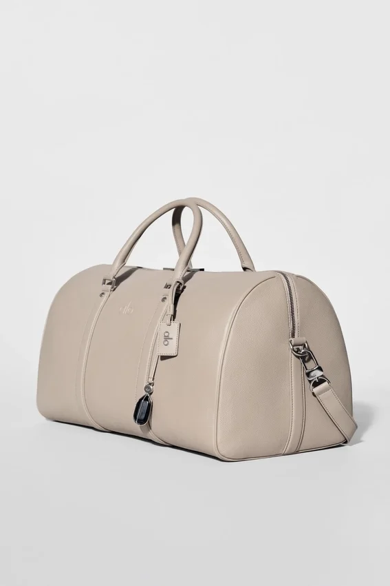 Alo Voyage Reisetasche – Leder in der Farbe „Gravel“