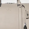 Alo Voyage Reisetasche – Leder in der Farbe „Gravel“