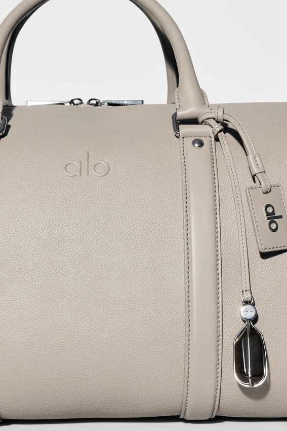 Alo Voyage Reisetasche – Leder in der Farbe „Gravel“