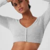 Alolux „Cropped Me Time“-Strickjacke – Athletic Heather Grey