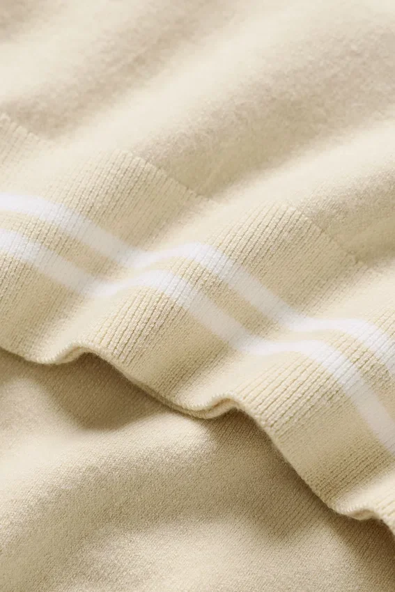 Baumwolle-Kaschmir „My Serve“ Kurzarmshirt – Sandy Beige/Weiß