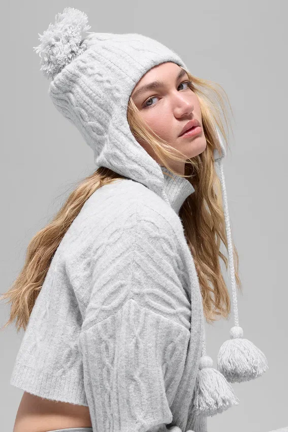 Cable Knit Winter Bliss Ohrenschützer-Mütze – Athletic Heather Grey