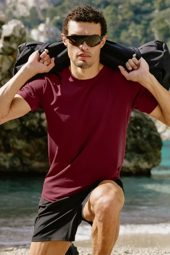 Conquer Reform Rundhals-Kurzarmshirt – Garnet