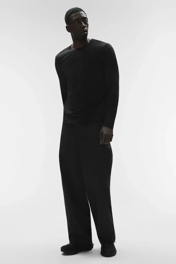 Conquer Reform Rundhals-Langarmshirt – Schwarz