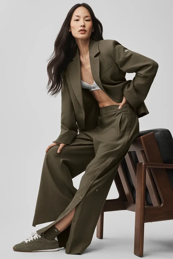Cosmopolitan-Hose mit mittlerer Leibhöhe und Druckknöpfen – Olive Tree