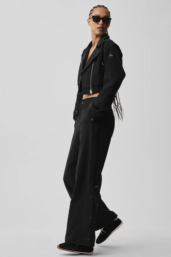 Cosmopolitan-Hose mit mittlerer Leibhöhe und Druckknöpfen – Schwarz