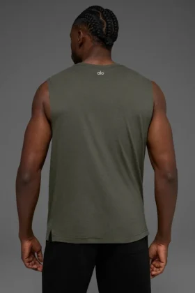 Das Triumph Muscle Top – Stealth-Grün