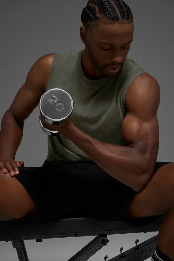 Das Triumph Muscle Top – Stealth-Grün