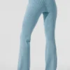 Denim-Strick-Hose mit High-Waist und ausgestelltem Bein – Himmelblau/Dunkelhimmelblau