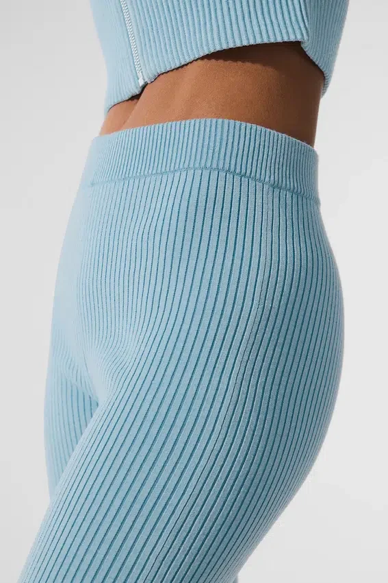 Denim-Strick-Hose mit High-Waist und ausgestelltem Bein – Himmelblau/Dunkelhimmelblau