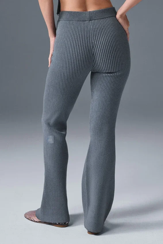 Denim-Strick-Hose mit High-Waist und ausgestelltem Bein – Stahlgrau/Anthrazit