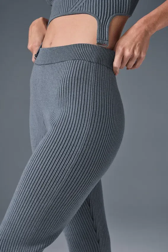 Denim-Strick-Hose mit High-Waist und ausgestelltem Bein – Stahlgrau/Anthrazit