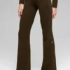 Flare-Hose aus Denim-Strick mit High-Waist – Espresso/Schwarz