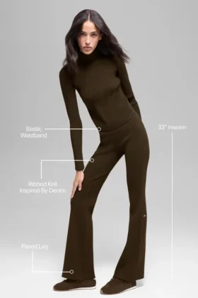 Flare-Hose aus Denim-Strick mit High-Waist – Espresso/Schwarz