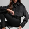 Gekürzte „Mountain Side“-Jacke aus geripptem Velours – Schwarz