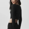 Gerippte, kurz geschnittene „Whisper“-Strickjacke – Schwarz