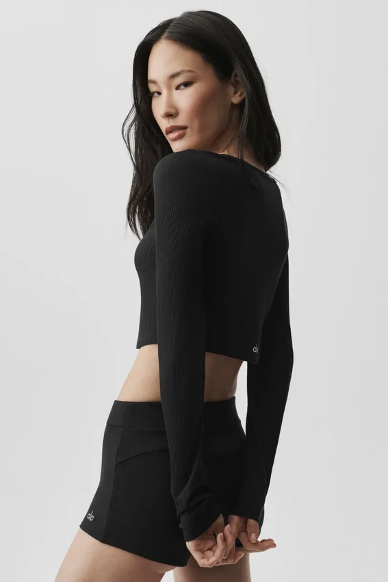 Gerippte, kurz geschnittene „Whisper“-Strickjacke – Schwarz