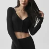 Gerippte, kurz geschnittene „Whisper“-Strickjacke – Schwarz