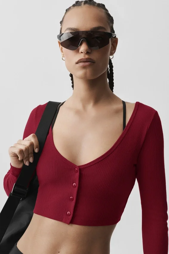 Gerippte, kurz geschnittene „Whisper“-Strickjacke – „Summer Romance Red“