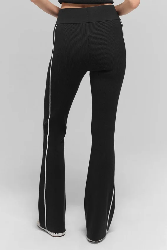 Gerippte Pullover-Strick-Highline-Flare-Hose – Schwarz/Weiß