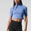 Geripptes Mesh-Kurzarmshirt – Kristallklares Blau