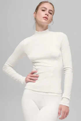Geripptes „Mesmerize“-Langarmshirt mit Stehkragen – Elfenbein