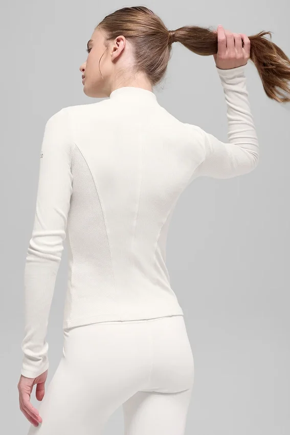 Geripptes „Mesmerize“-Langarmshirt mit Stehkragen – Elfenbein