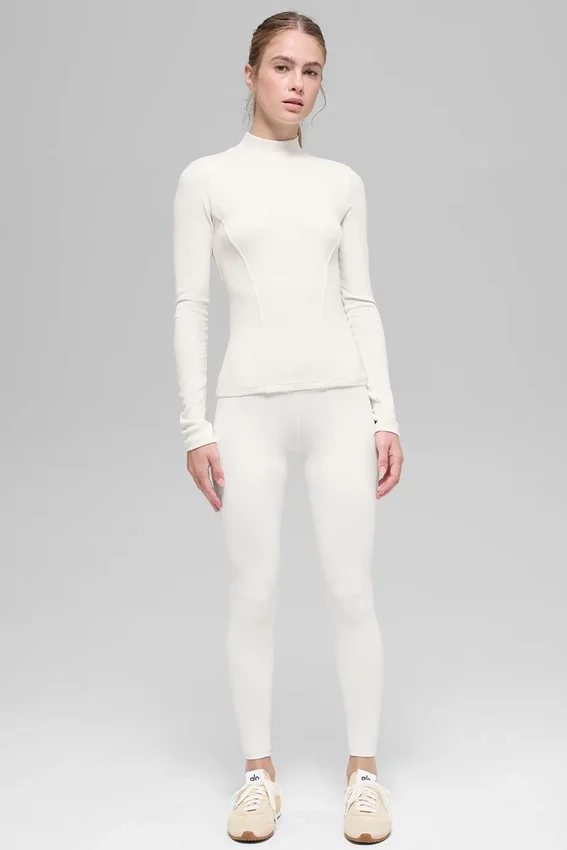 Geripptes „Mesmerize“-Langarmshirt mit Stehkragen – Elfenbein