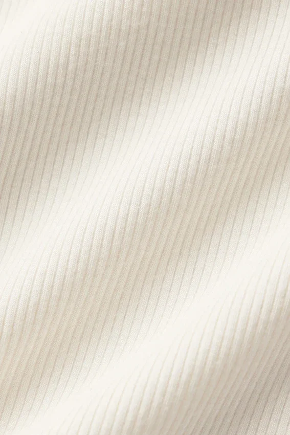 Geripptes „Mesmerize“-Langarmshirt mit Stehkragen – Elfenbein