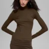 Geripptes „Mesmerize“-Langarmshirt mit Stehkragen – Espresso