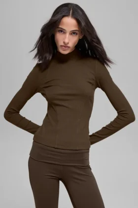Geripptes „Mesmerize“-Langarmshirt mit Stehkragen – Espresso
