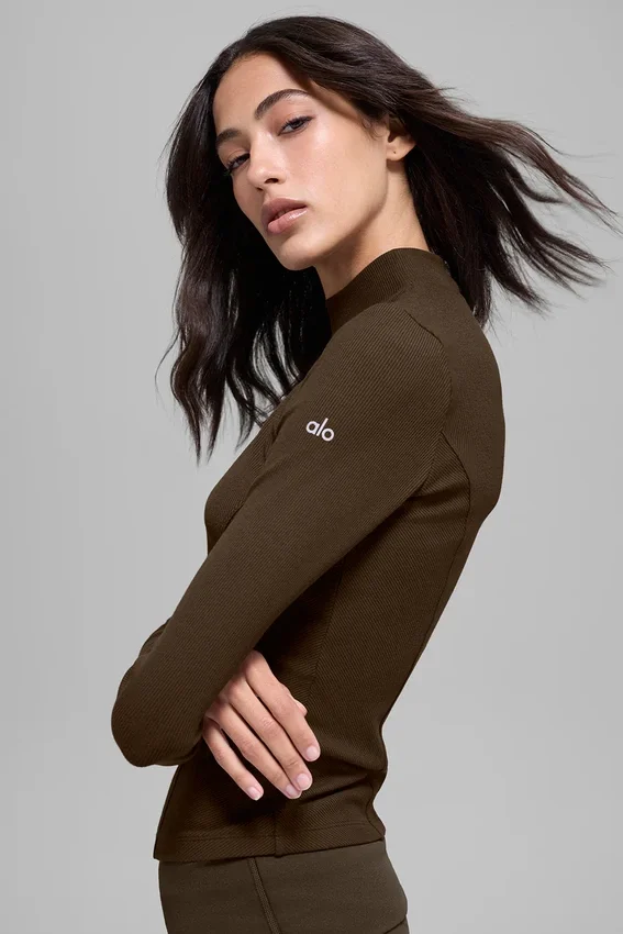 Geripptes „Mesmerize“-Langarmshirt mit Stehkragen – Espresso
