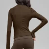 Geripptes „Mesmerize“-Langarmshirt mit Stehkragen – Espresso