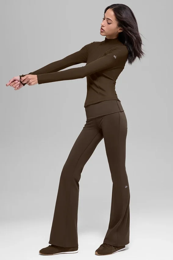 Geripptes „Mesmerize“-Langarmshirt mit Stehkragen – Espresso