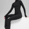 Geripptes „Mesmerize“-Langarmshirt mit Stehkragen – Schwarz