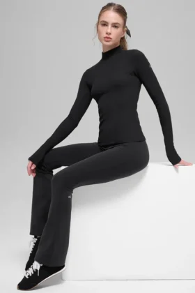 Geripptes „Mesmerize“-Langarmshirt mit Stehkragen – Schwarz