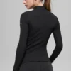 Geripptes „Mesmerize“-Langarmshirt mit Stehkragen – Schwarz