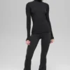 Geripptes „Mesmerize“-Langarmshirt mit Stehkragen – Schwarz