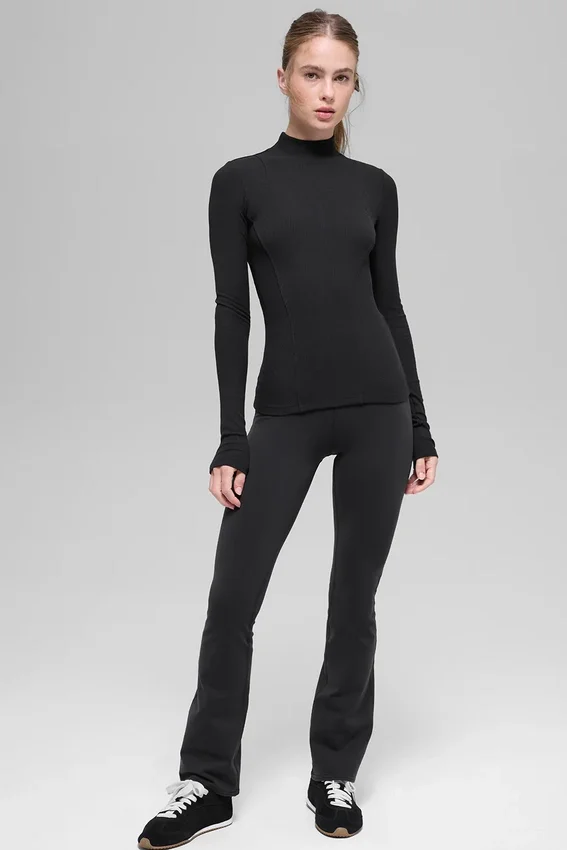 Geripptes „Mesmerize“-Langarmshirt mit Stehkragen – Schwarz