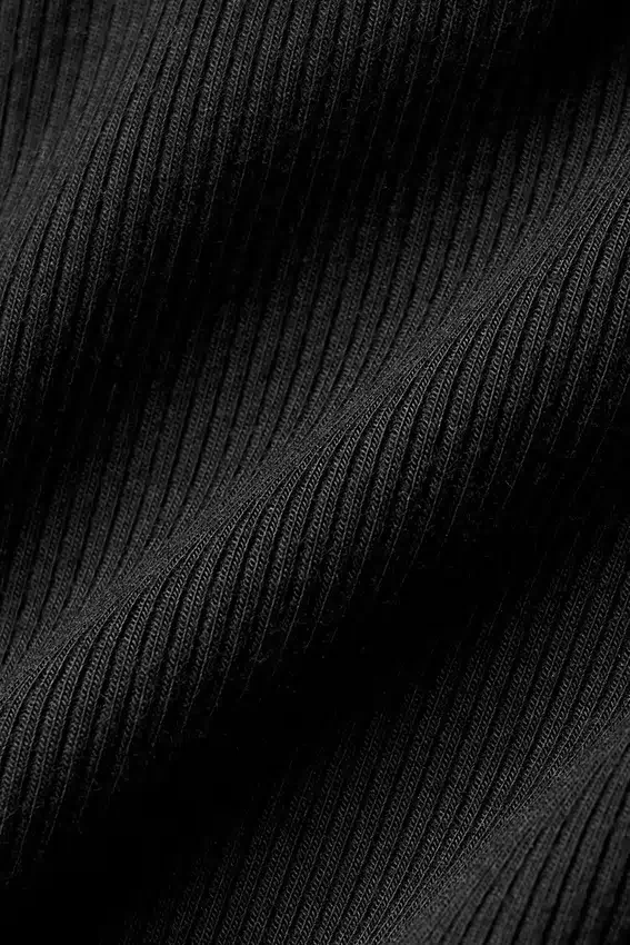 Geripptes „Mesmerize“-Langarmshirt mit Stehkragen – Schwarz