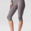 Gewaschene High-Waist Alosoft-Caprihose im ikonischen 90er-Jahre-Stil – Cool Grey Wash