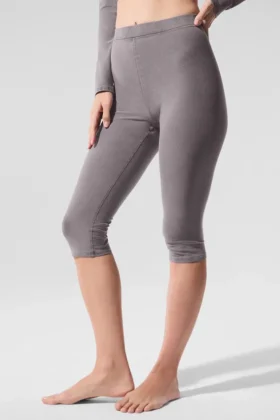 Gewaschene High-Waist Alosoft-Caprihose im ikonischen 90er-Jahre-Stil – Cool Grey Wash