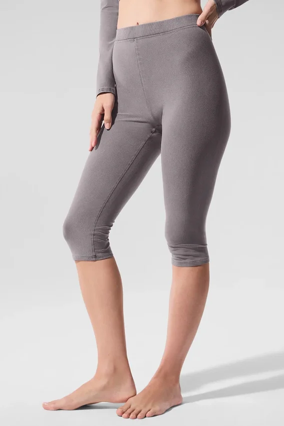Gewaschene High-Waist Alosoft-Caprihose im ikonischen 90er-Jahre-Stil – Cool Grey Wash
