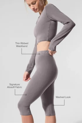 Gewaschene High-Waist Alosoft-Caprihose im ikonischen 90er-Jahre-Stil – Cool Grey Wash