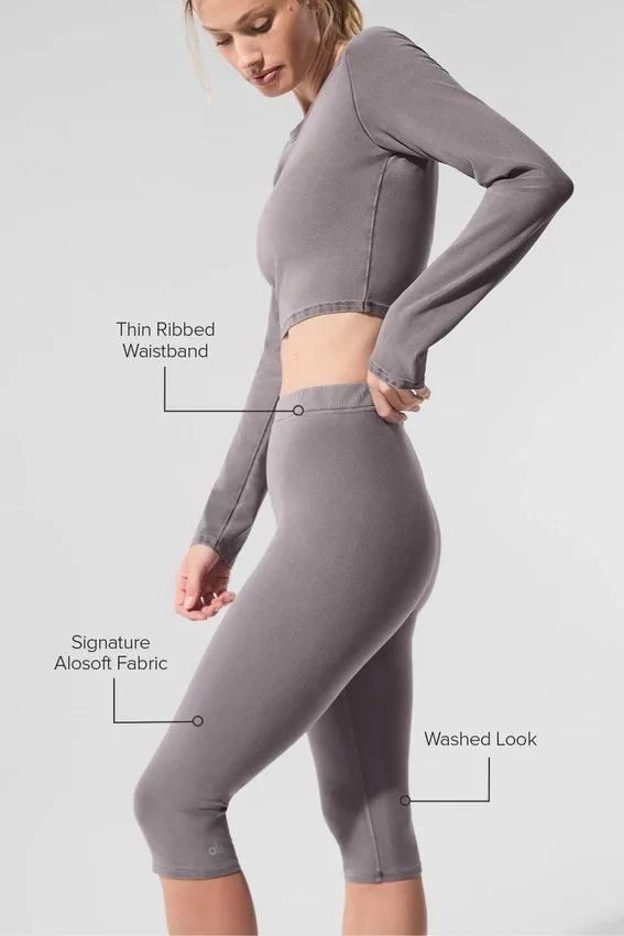 Gewaschene High-Waist Alosoft-Caprihose im ikonischen 90er-Jahre-Stil – Cool Grey Wash