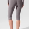 Gewaschene High-Waist Alosoft-Caprihose im ikonischen 90er-Jahre-Stil – Cool Grey Wash