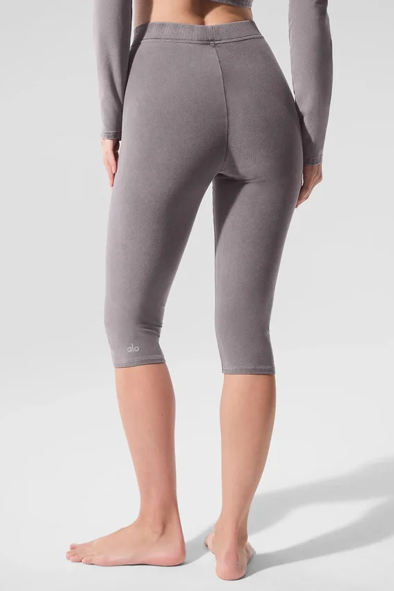 Gewaschene High-Waist Alosoft-Caprihose im ikonischen 90er-Jahre-Stil – Cool Grey Wash