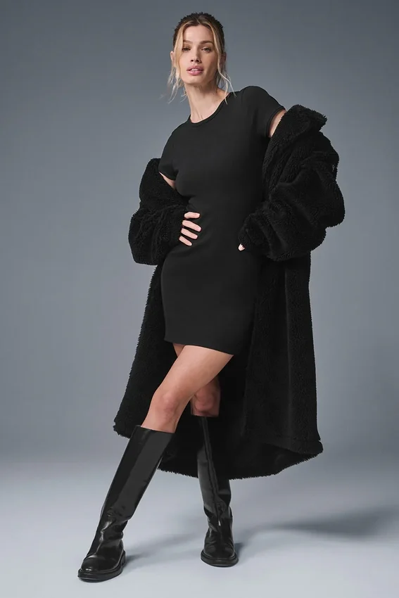 „Goddess“ geripptes Kurzarmkleid – Schwarz