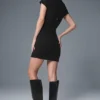 „Goddess“ geripptes Kurzarmkleid – Schwarz