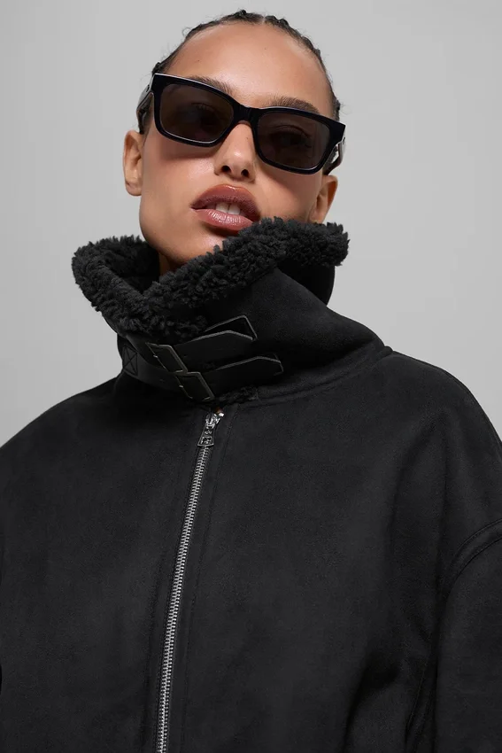 Grand-Jacke aus Kunstlammfell – Schwarz